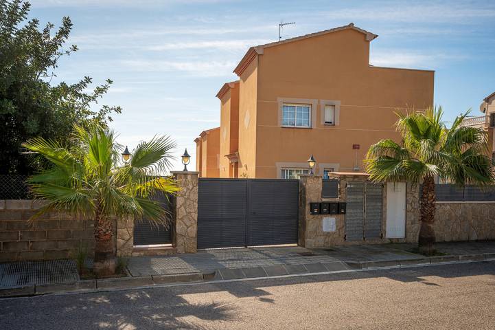 Casa rural para 8 personas, con piscina además de vistas y terraza en Creixell