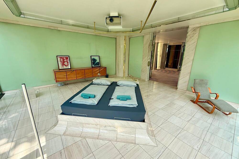 Blofeld's villa, sauna, mega tubs, lounge, library, park, bar, pool in München Thalkirchen, Munich