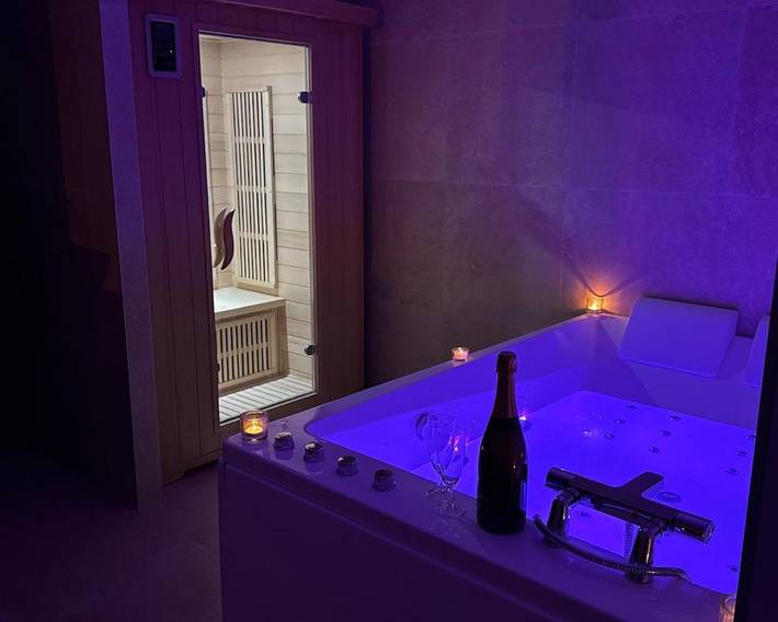 Location de vacances pour 4 personnes, avec sauna ainsi que jardin et jacuzzi à Bais (Ille-et-Vilaine)