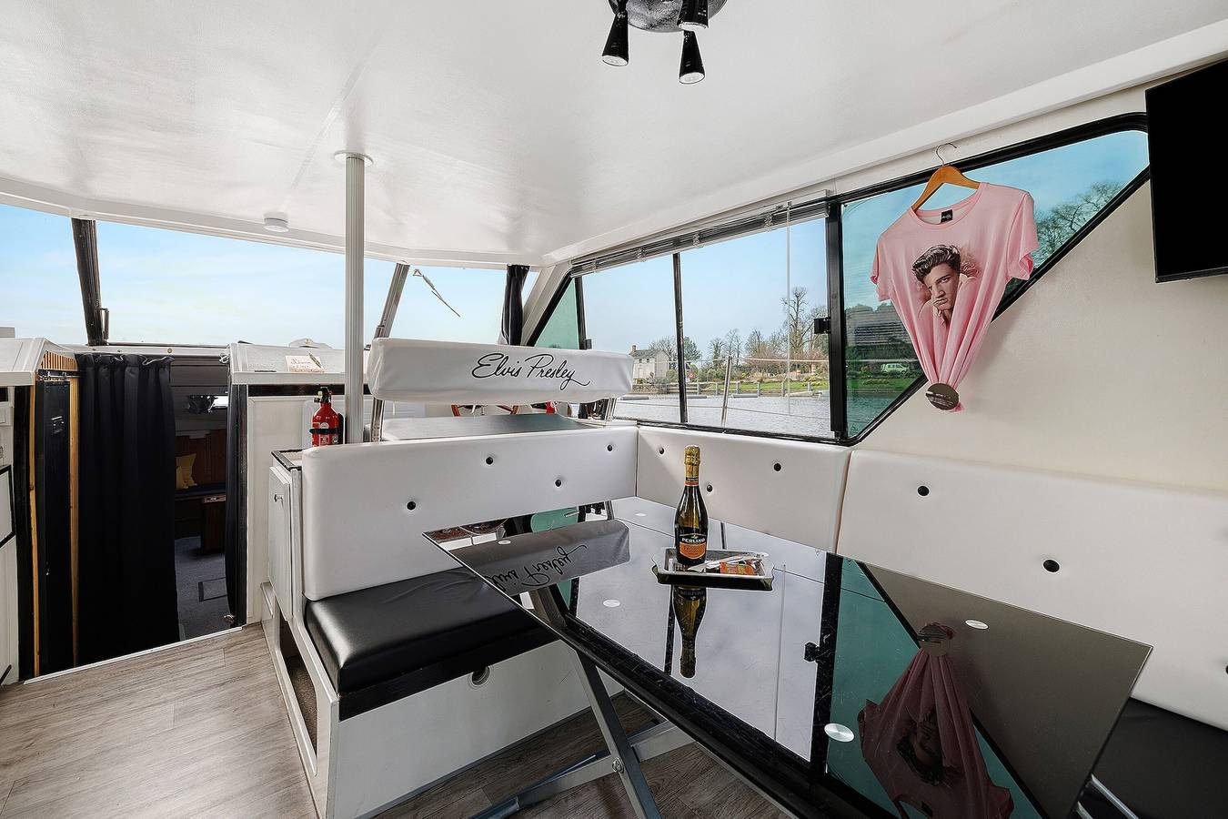 Péniche 'Bateau Elvis' avec terrasse privée in Sablé-sur-Sarthe, Sarthe