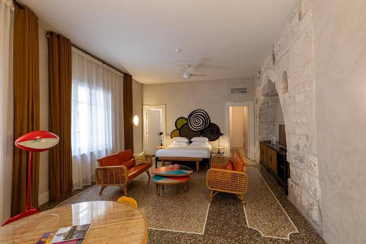 Hôtel pour 4 personnes, avec terrasse, animaux acceptés dans Office De Tourisme D Arles Camargue - 2