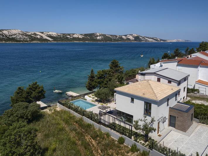 Charmante Villa mit 2 Schlafzimmern und beheiztem Pool – nur 900 m vom Strand entfernt! in Stara Novalja, Pag