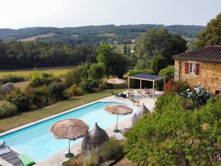 Location de vacances pour 12 personnes, avec terrasse ainsi que piscine et jardin à Soturac