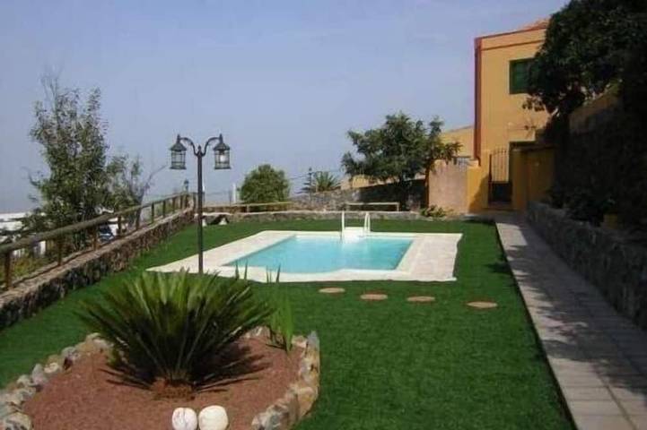 Gîte pour 4 personnes, avec Terrasse ainsi que Jardin et Piscine