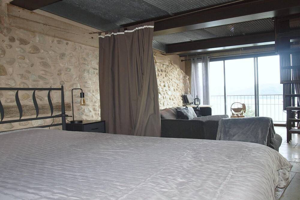 Malerisches Dorfhaus mit Seepanorama in Sainte-Croix-du-Verdon, Regionaler Naturpark Verdon