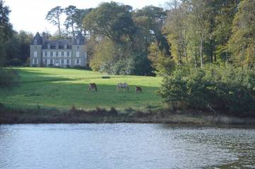Location de vacances pour 2 personnes, avec vue ainsi que jardin et terrasse à Gouesnach