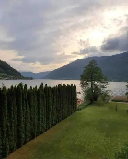 Ferienwohnung für 8 Personen, mit Ausblick und Garten sowie Seeblick und Balkon - 1