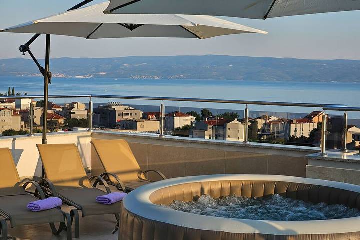 Ferienhaus für 12 Personen, mit Garten und Whirlpool sowie Balkon in Podstrana