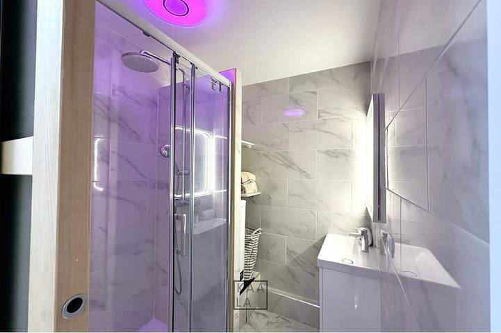 Apartamento entero, Riverside apt | 2 bdr |Disney + Paris | Parking | Balcony in Lognes, Sena y Marne