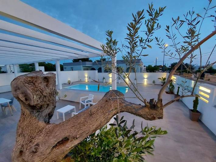 Apartahotel para 4 personas, con Balcón y Terraza además de Jardín y Piscina en Apulia
