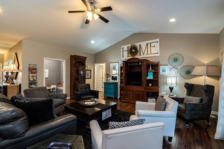 Vacation rental for 15 people, with pool and yard in Omaha