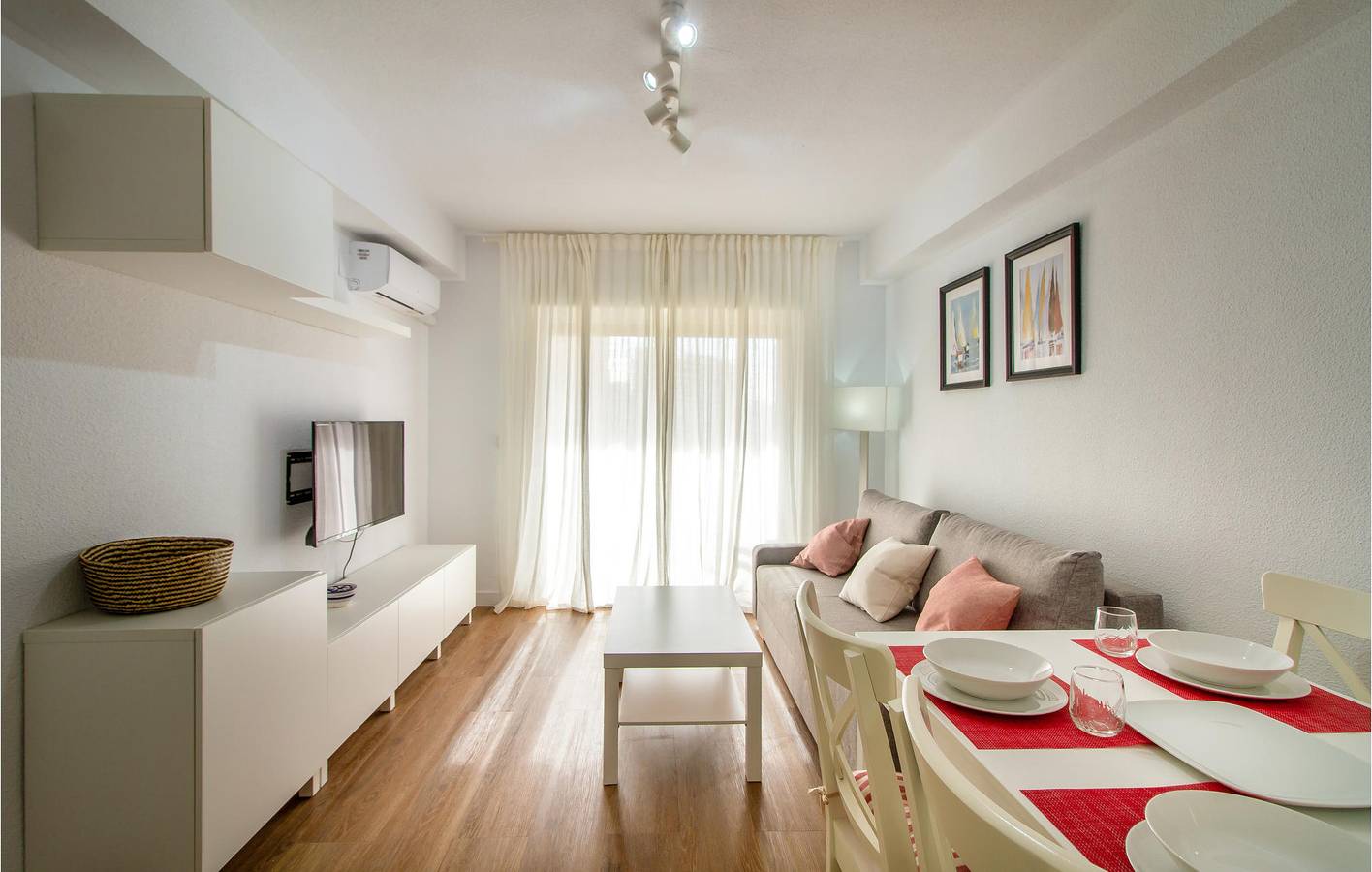 Apartamento vacacional entero, Terraza junto a la piscina, aire acondicionado, aparcamiento: 1,5 km de la playa de Cala Almadrava in Benidorm, Costa Blanca