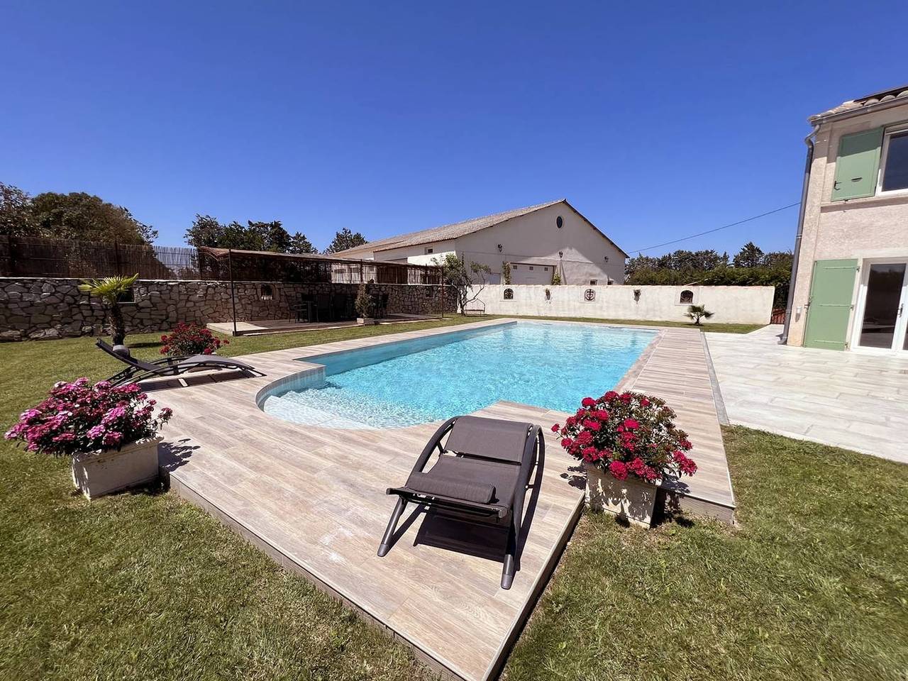Près de Nîmes, grande villa climatisée, belle piscine, animaux admis (1). in Garons, Région de Nîmes