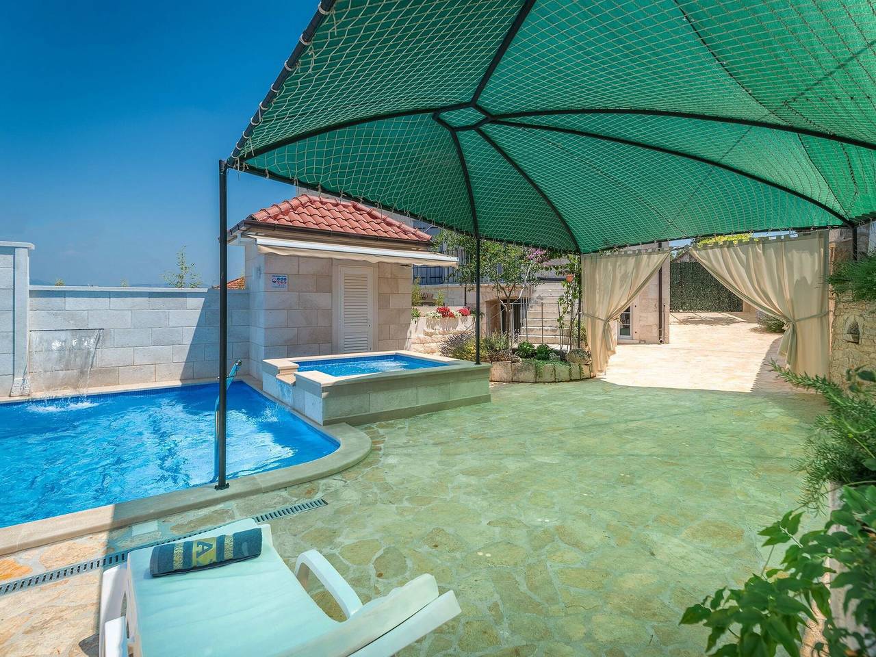 Holiday home Škrika -Three Bedroom Home with heated Pool and Jacuzzi in Škrip, Brac