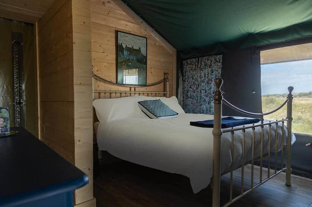 Wild Atlantic Way Connemara luxury safari-tent glamping with outdoor hot bath. in Connemara
