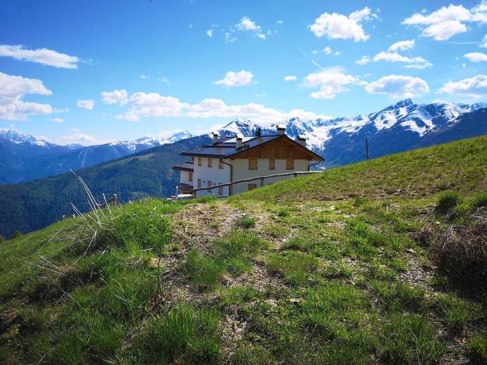 B&b per 2 persone, con Terrazza e Idromassaggio nonché Giardino e Panorama a Malè