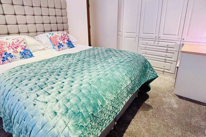 Entire apartment, Luxury Apartment, Sea Views, Balcony, Swimming Pool, Spa, Gym, Parking & Wifi in St. Ives, Cornwall