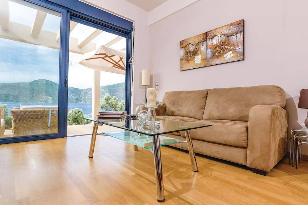 Seafront Holiday Villa in Eubée