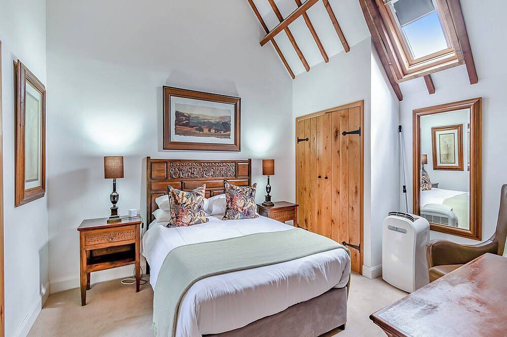 2 bedroom accommodation in Woking, near Guildford in Woking, Surrey