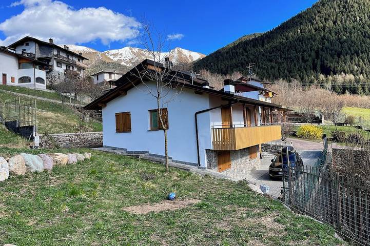 Villa per 10 persone, con balcone in Provincia di Bergamo