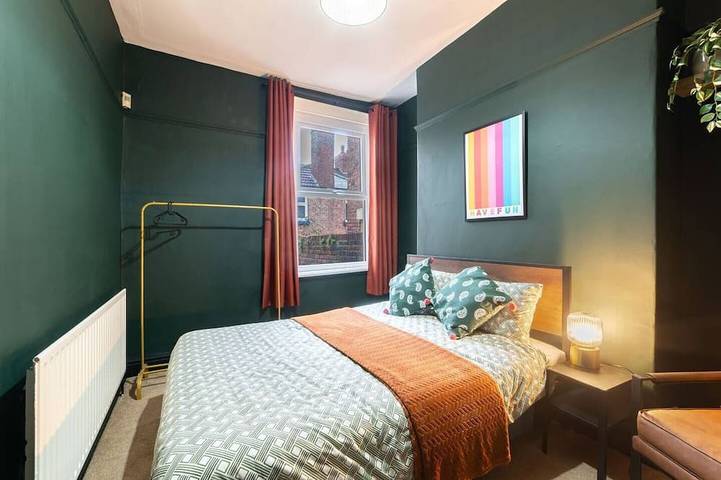 Best Work Stays | 4 Bedrooms | Washer | Free Parking in Liverpool, Merseyside