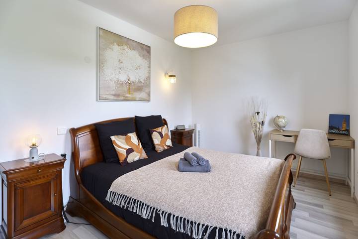 Entire apartment, Dans les étoiles - 2 bedroom with free parking near to the city center in Strasbourg, Strasbourg region