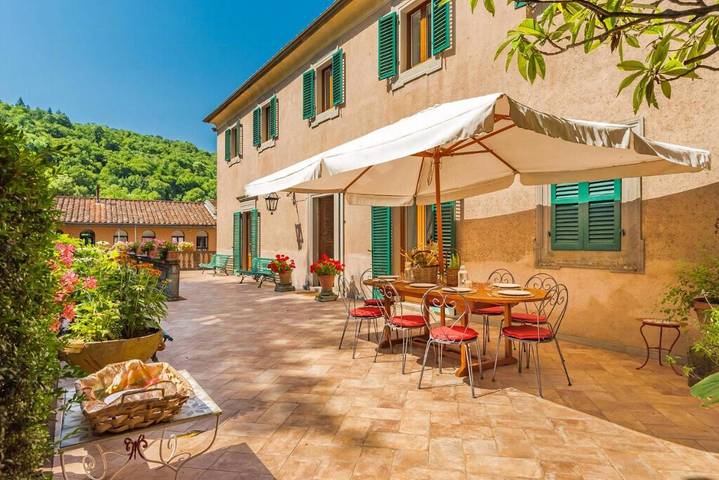 Location de vacances pour 9 personnes, avec terrasse ainsi que jardin et piscine à Pontremoli - 3
