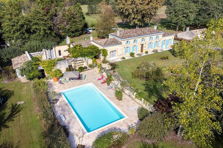 Location de vacances pour 14 personnes, avec jardin et terrasse ainsi que jacuzzi et sauna à Saint-Savin (Gironde)