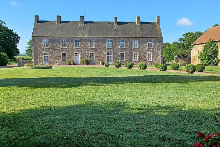 Location de vacances pour 12 personnes, avec jardin ainsi que piscine et jacuzzi à Millières