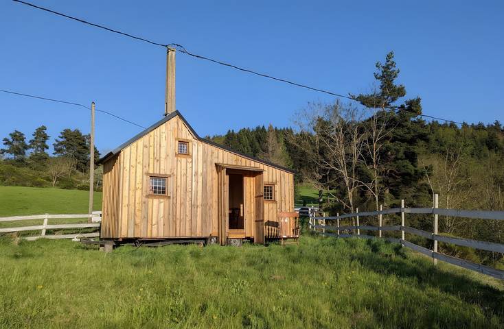 Appartement de vacances entier, Tiny House « La Petite Maison Dans La Prairie » in Haute-Loire