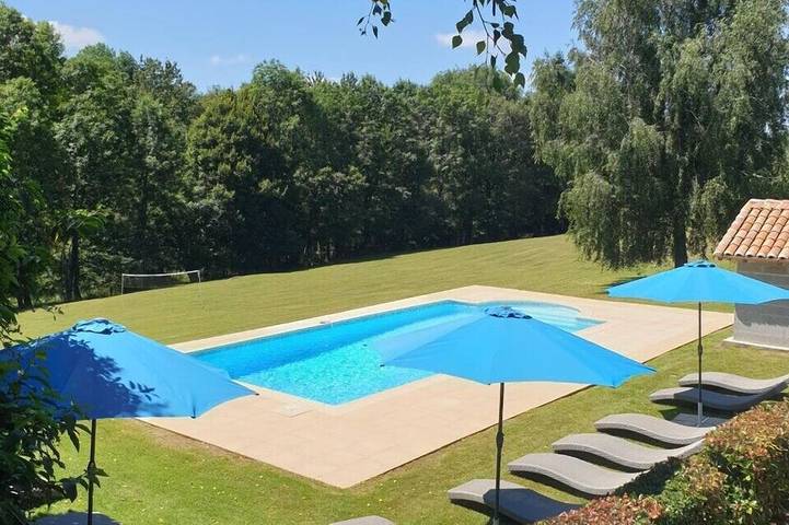 Location de vacances pour 6 personnes, avec Balcon ainsi que Jardin et Piscine à Saint-Barthélemy-de-Bussière