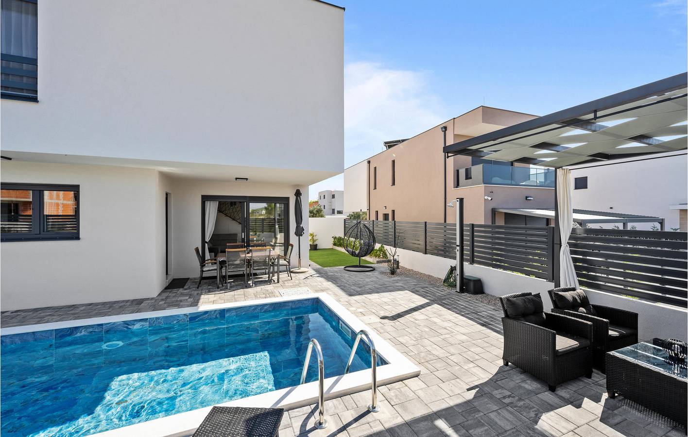 Gemütliche 110 m² große Wohnung mit Pool, Terrasse und WLAN in Strandnähe in Vodice, Šibenik-Knin