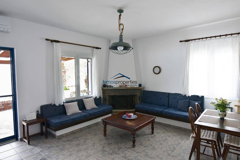 Das \"Stone Beach House\" direkt am Strand in Kampi, nahe Koundouros in Kea