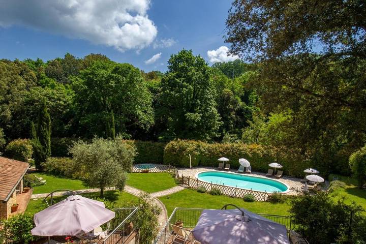 Agriturismo per 5 persone, con piscina per bambini e giardino nonché piscina e panorama, con animali domestici a Sassetta