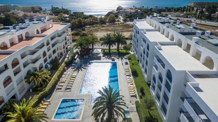 Aparthotel para 2 pessoas, com piscina infantil e jardim e ainda piscina no Algarve