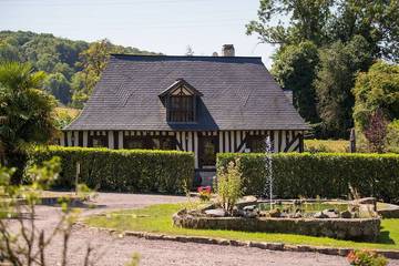 Location de vacances pour 6 personnes, avec jardin ainsi que terrasse et jacuzzi à Pont-l'Évêque