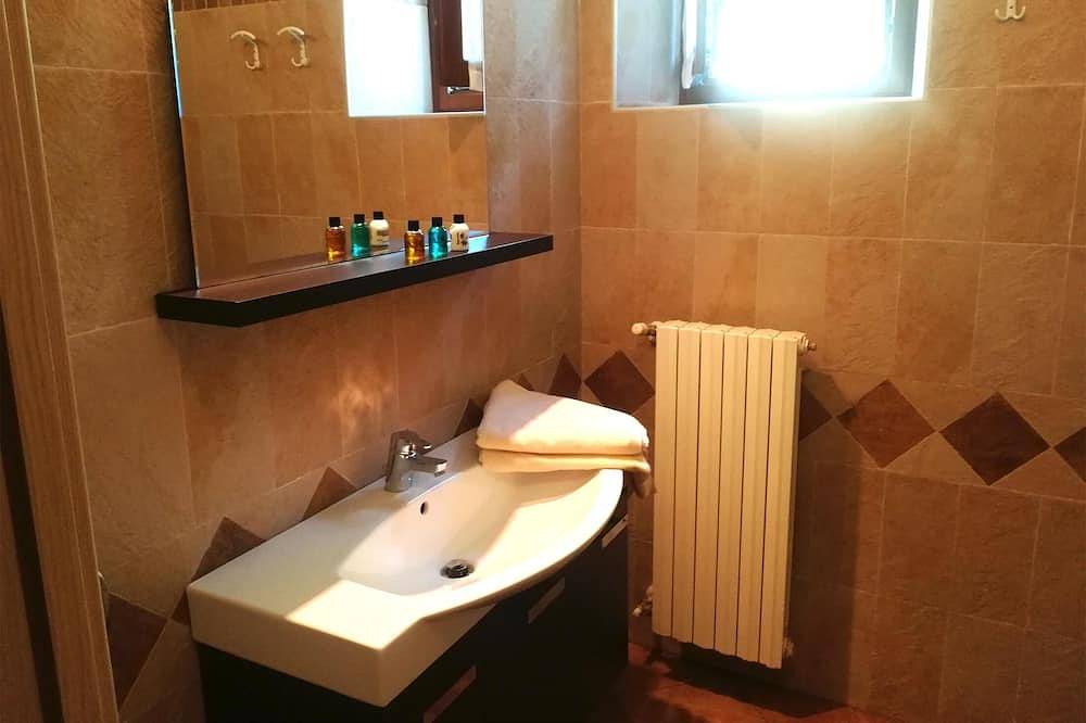 Ganze Wohnung, Seeufer mit Garten in Idro, Gardasee-Berge