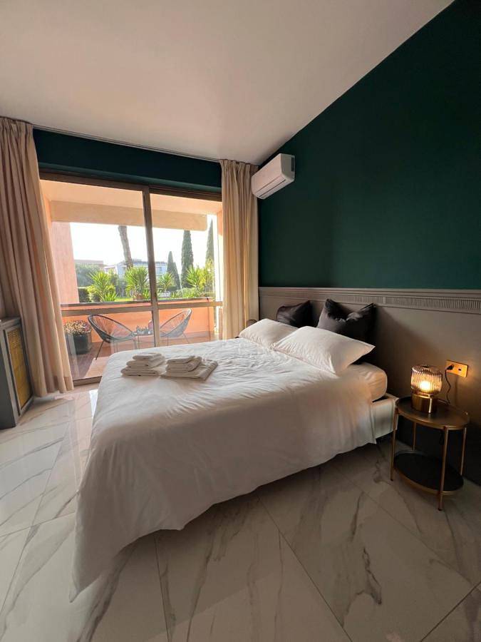 Apartahotel para 2 personas, con balcón y vistas además de piscina y jardín en Roma