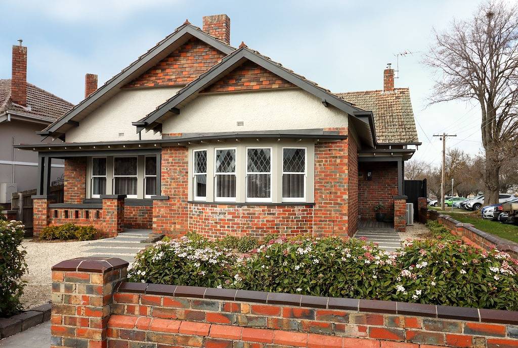 3Bed| 3Bath| Wood Fire| Air-Con | Sleeps 8 | Off Street Parking | Pet Friendly in Ballarat Central, Ballarat