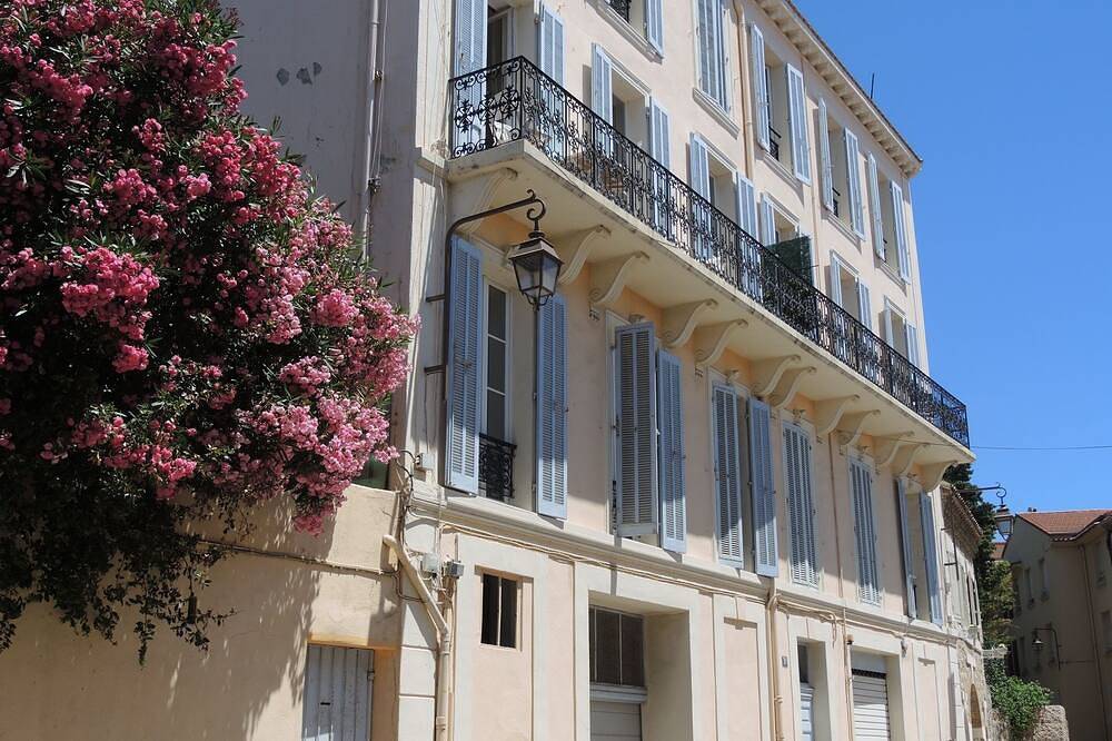 Entire apartment, Air-conditioned 3-room apartment, very quiet historic town center, 200m from the beach in Cannes, Cannes region