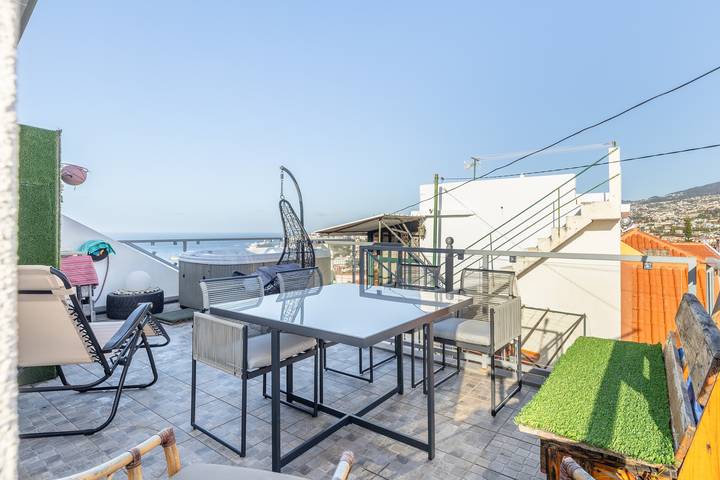 Welcome to Your Home Away from Home with Sea View! in Lazareto, Funchal (Santa Maria Maior)
