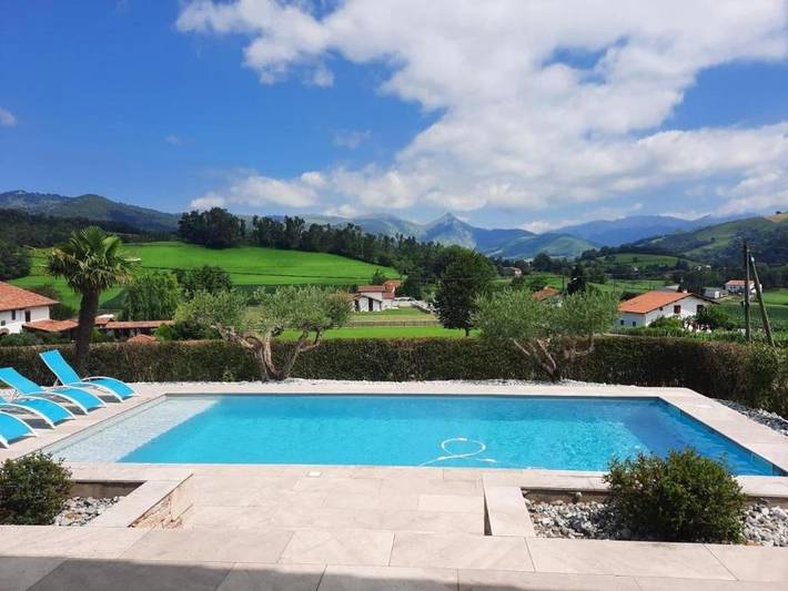 Location de vacances pour 11 personnes, avec jardin ainsi que piscine et terrasse à Ahaxe-Alciette-Bascassan - 2