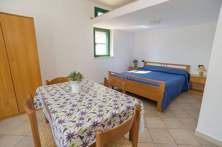 Villa individuelle avec grande véranda extérieure couverte entourée d'une belle plantation d'agrumes in Piana di Mattinata, Mattinata