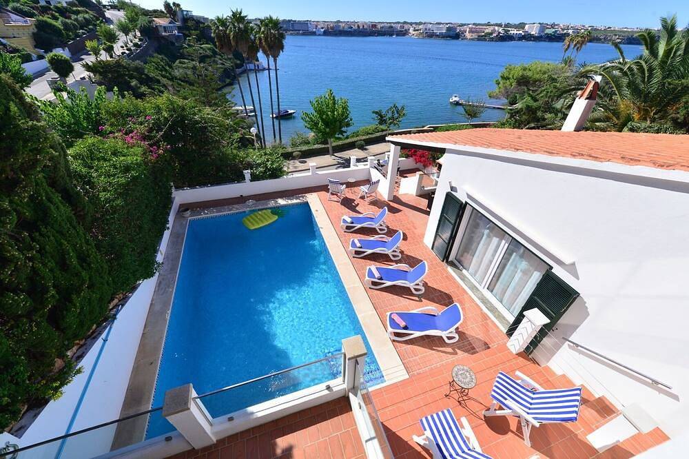 Fantastic seafront villa- stunning sea views, steps to beach, private pool, bar. in Cala Llonga (Menorca), Maó