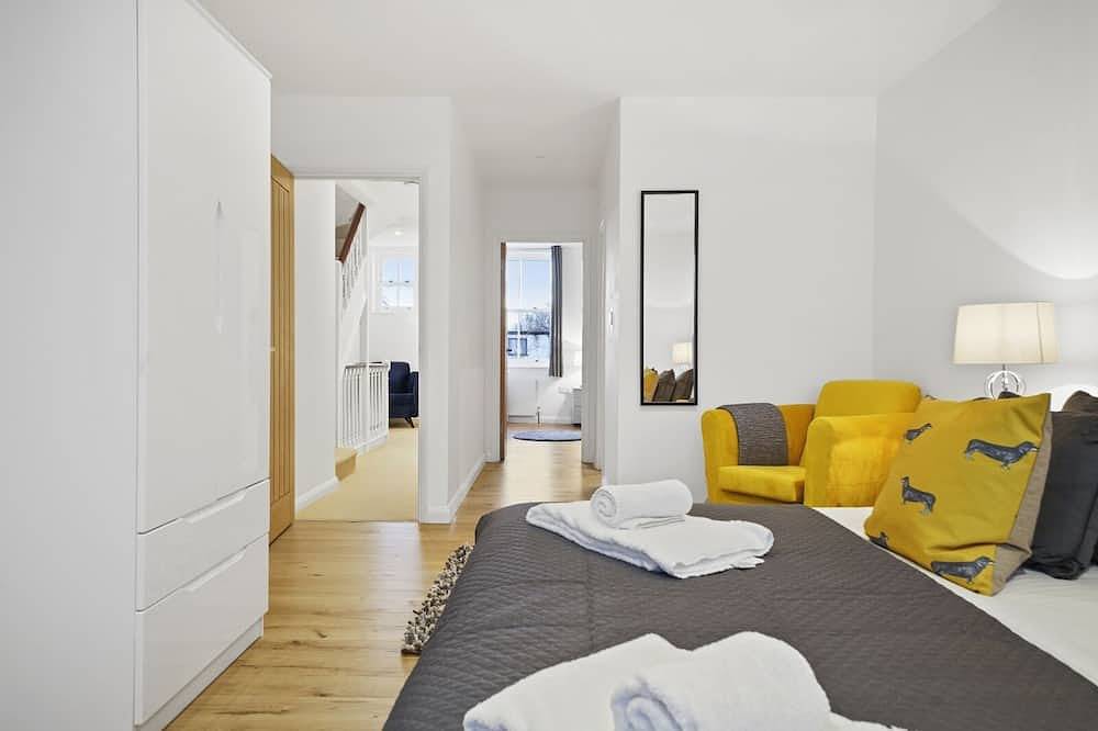 Eton Townhouse | 5 Beds | Castle Views | Parking | Prime High Street Location in Eton, Berkshire