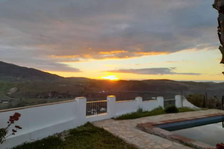 Las Palmeras, romantic vacation home with private pool in a secluded location in Algodonales, Pueblos Blancos
