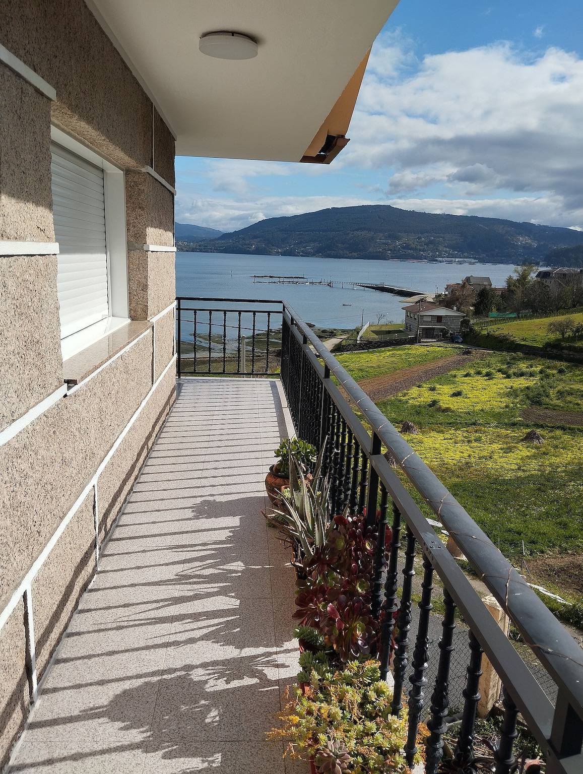 Casa vacacional 'Seaside Stay' con vistas al mar, jardín privado y Wi-Fi in Santa Cristina de Cobres, Vilaboa