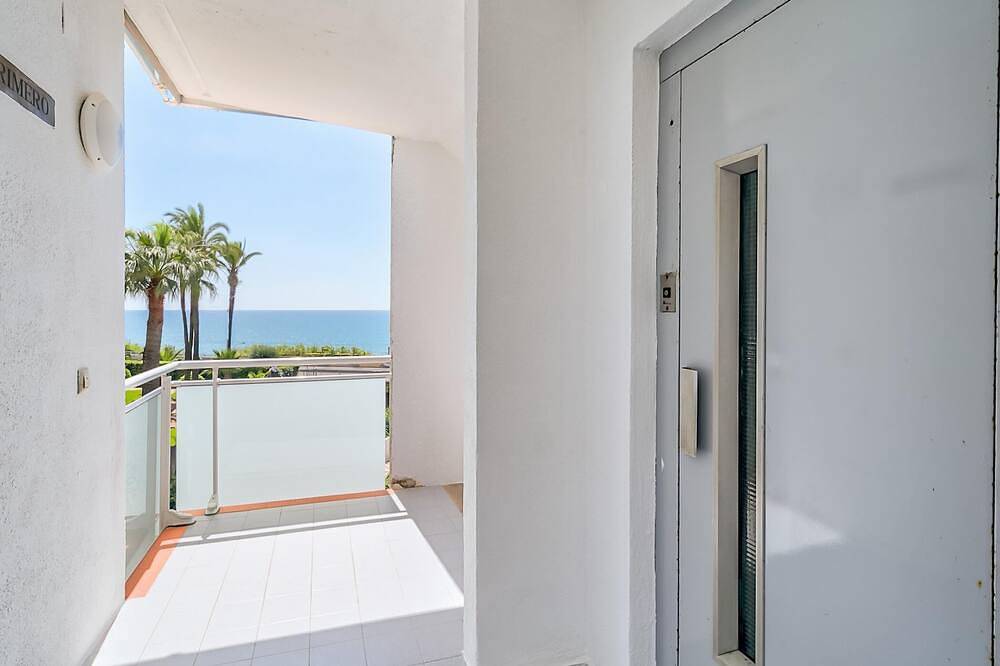 Apartamento entero, Apartamento con terraza en la playa a 10min tren in Sant Pol de Mar, Costa del Maresme
