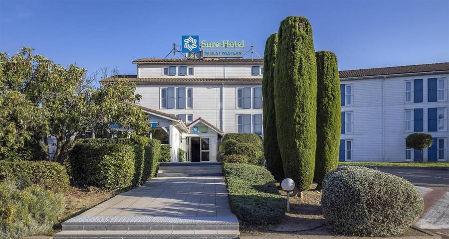 Hotel para 3 personas, con jardín y piscina - 1