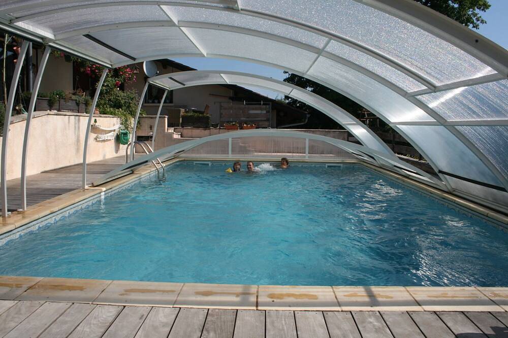 Appartement entier, Au cœur de l'Ain, appartement climatisé pour 4, piscine abritée et chauffée. in Villette-sur-Ain, Ain